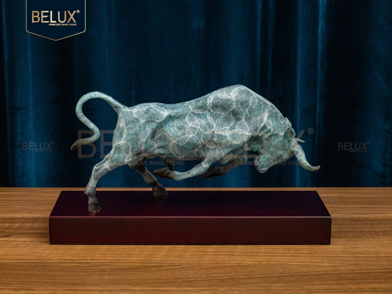 Tượng bò tót bằng đồng decor gốm men xanh dài 30cm